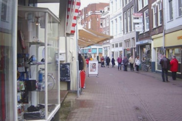 Voorstraat rechts van winkel